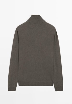 Maglione grigio scuro a maniche lunghe con collo alto a costine, polsini e orlo, mostrato disteso sul retro su uno sfondo bianco.