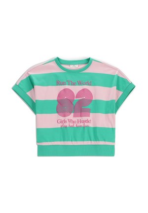 Krótki crop top z krótkim rękawem, z szerokimi różowymi i zielonymi poziomymi paskami oraz różowym napisem: „Run The World 82 Girls Who Hustle! graj mocno, baw się dobrze."