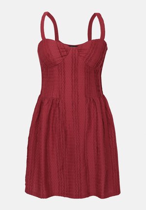 Punane ilma varrukateta kleit tekstuurse pinnaga, liibuv ülemine osa ja laienev seelik, millel on horisontaalsed triibud ja armas südamekujuline kaelus.