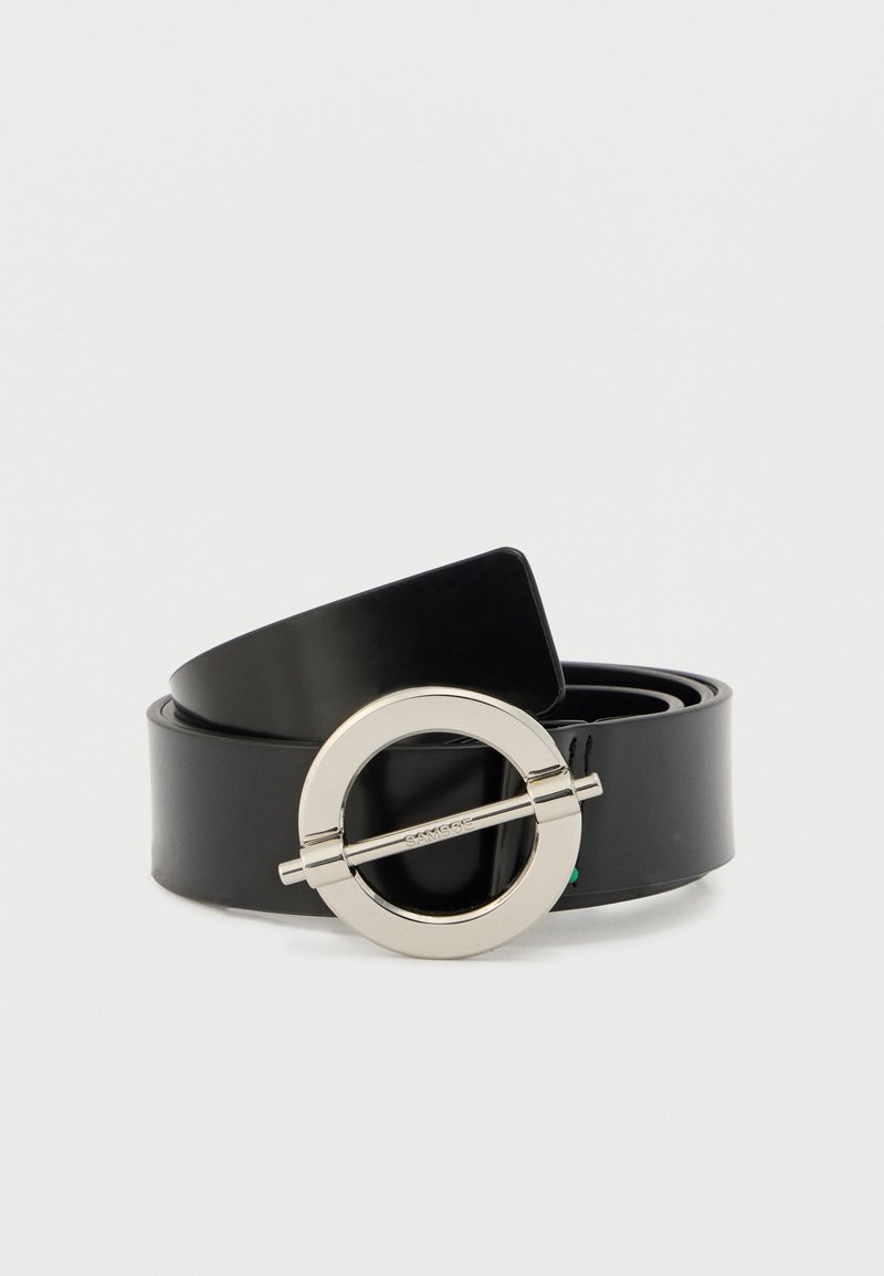 Ceinture en cuir synthétique noir avec une boucle ronde en métal argenté. Texture plate et lisse avec un design épuré et sans motifs visibles.