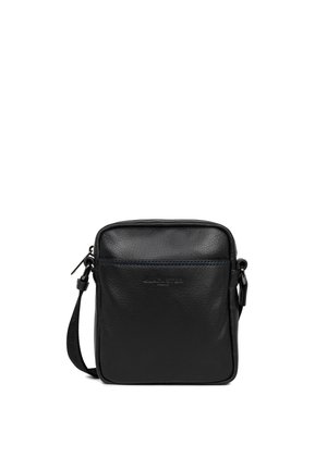 Borsa a tracolla nera in pelle con una texture liscia, tasca frontale con zip e tracolla regolabile. Presenta un marchio sottile nella parte anteriore.