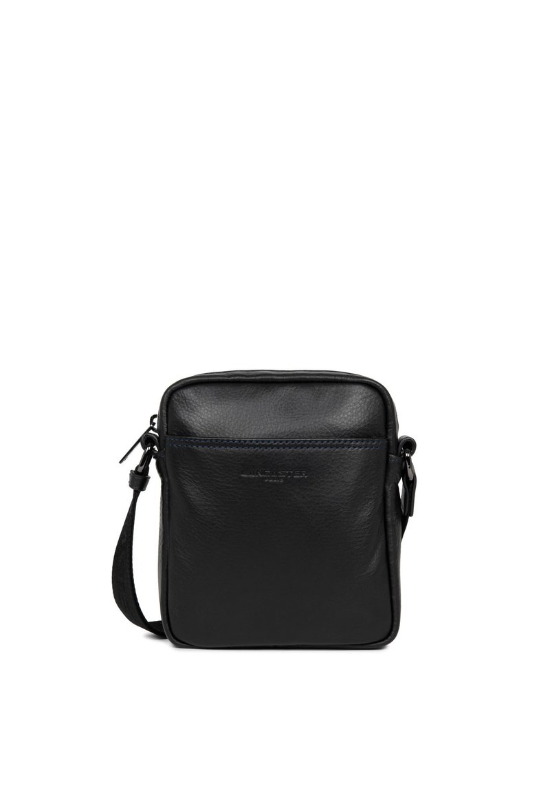 Borsa a tracolla nera in pelle con una texture liscia, tasca frontale con zip e tracolla regolabile. Presenta un marchio sottile nella parte anteriore.