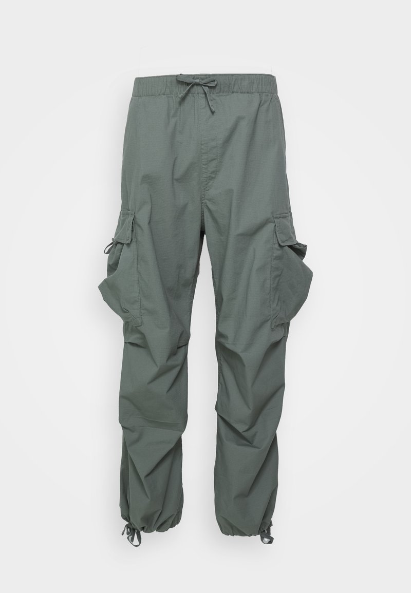 Lehké cargo kalhoty v tmavě zelené látce, s elastickým pasem, bočními kapsami a volným střihem s nařasenými manžetami.