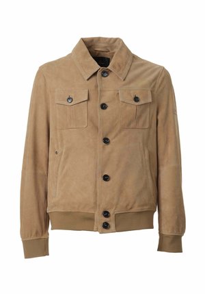 Giacca in camoscio color sabbia con chiusura frontale a bottoni, due tasche con patta sul petto, tasche laterali e polsini e orlo a costine.