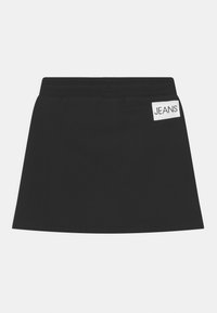 Czarna spódnica z denimu z elastycznym paskiem w talii, z białą metką "JEANS" po boku, prostym krojem i gładką teksturą.