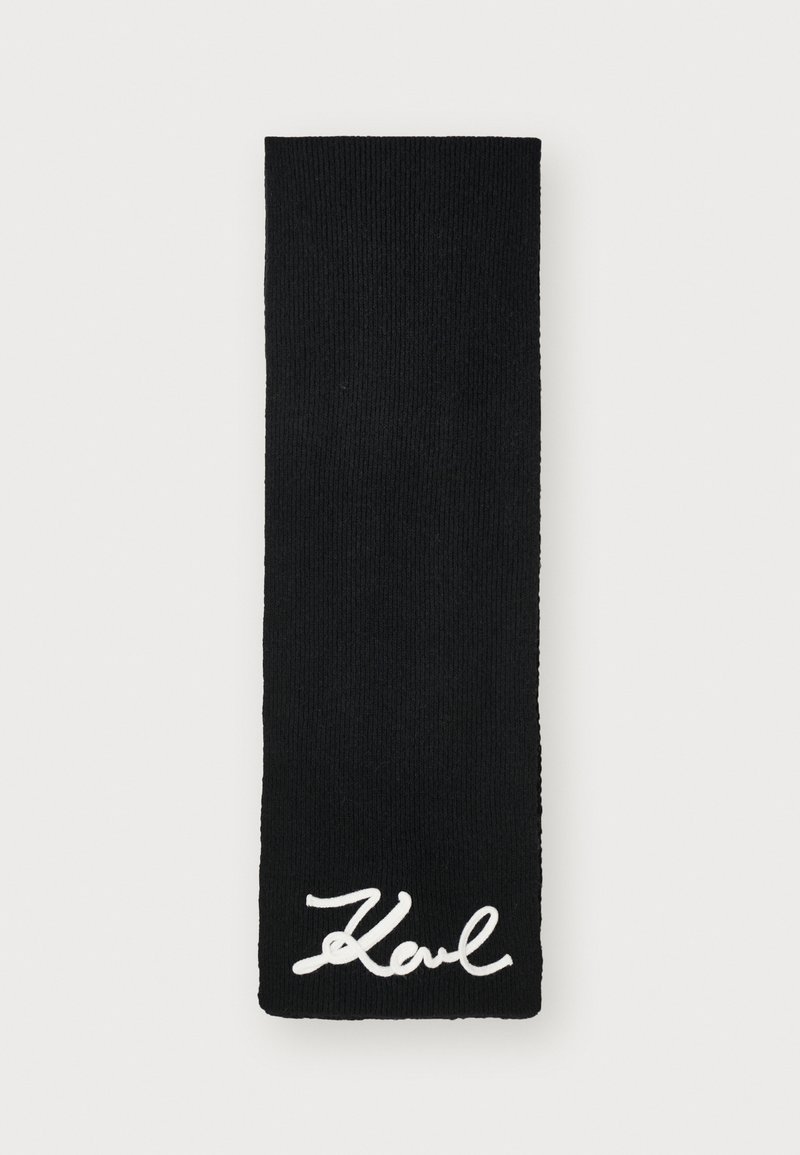 Schwarzer gestrickter Schal mit gerippter Textur. Bezeichnet mit einem weißen gestickten "Karl"-Signatur in der Nähe des unteren Randes. Rechteckige Form und schlichtes Farbdesign.
