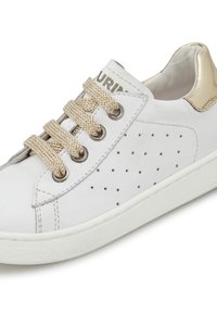 Sneaker bianca in pelle con dettagli dorati, perforazioni sui lati, lacci beige e suola in gomma bianca.