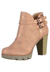Las botas de tobillo de color durazno presentan un acabado de cuero texturizado, correas de doble hebilla, un tacón grueso y una suela de goma con tacos.