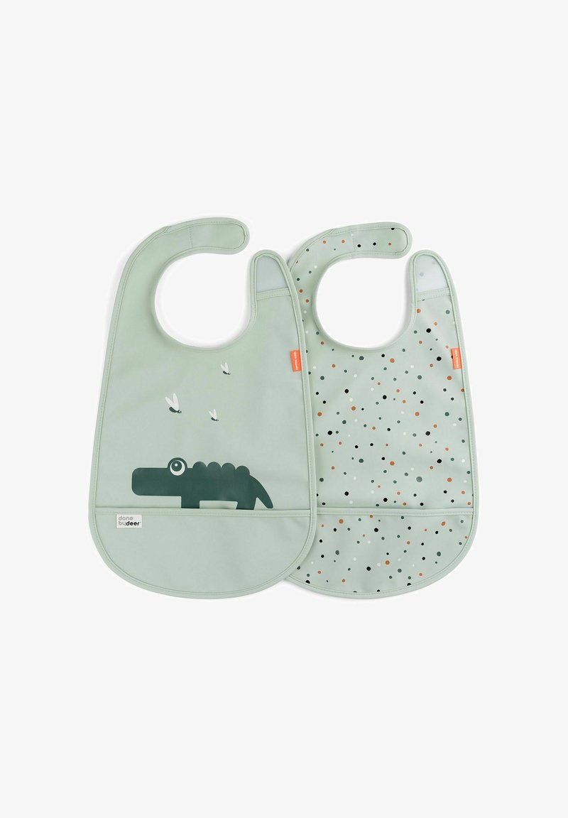 Bavoirs en silicone verts, l'un avec un motif crocodile et des oiseaux, l'autre avec un motif à pois noir, orange et vert.