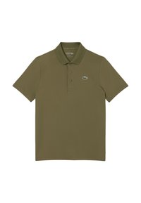 Polo-paita oliivinvihreänä, valmistettu sileästä kankaasta. Ominaisuuksiin kuuluu klassinen kaulus, kolme nappia ja pieni vihreä Lacoste-logo vasemmassa rinnassa.