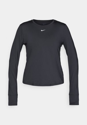 Camiseta atlética de manga larga negra, hecha de una tela suave y ligera. Presenta un cuello redondo y un pequeño logo blanco en el pecho.