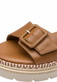 Sandal in pelle marrone, con una fascia larga, dettaglio della fibbia in argento e una zeppa chunky beige che presenta un bordo a motivo geometrico.