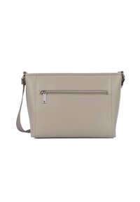 Lichtgrijze leren crossbody tas met verstelbare schouderband en horizontale ritssluiting op de voorkant.