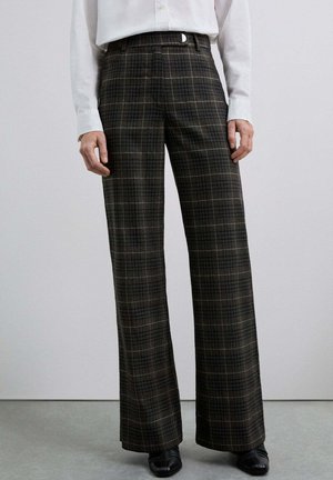 Pantalones de cuadros marrones y grises con cintura alta, piernas anchas y textura suave. Presentan un cierre frontal elegante y bolsillos traseros.