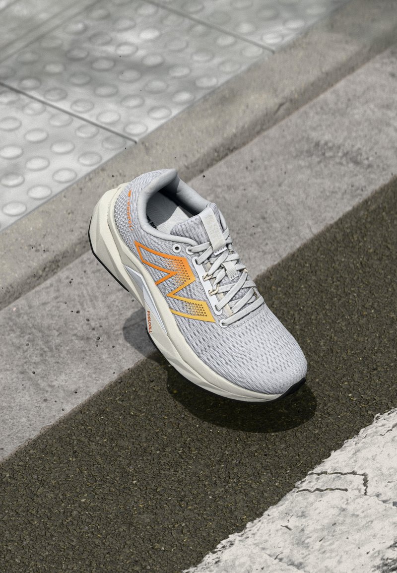 New Balance - FUELCELL PROPEL V5 - Løpesko for vei - white, Forstørre