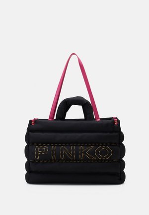 Czarna pikowana torebka z złotym ćwiekowym logo "PINKO" i kontrastującymi różowymi paskami na białym tle.
