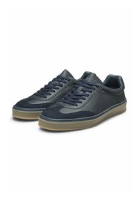 Marine leren sneakers met suède accenten, ronde neus en getextureerde rubberen zool. Bevat contrasterende veters en gestikte details.