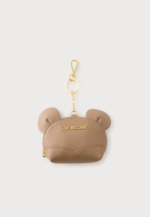 Lille brun tekstureret møntpose med bjørneører, gylden lynlås, nøglekædeløkke og guld "Love Moschino"-logo foran.