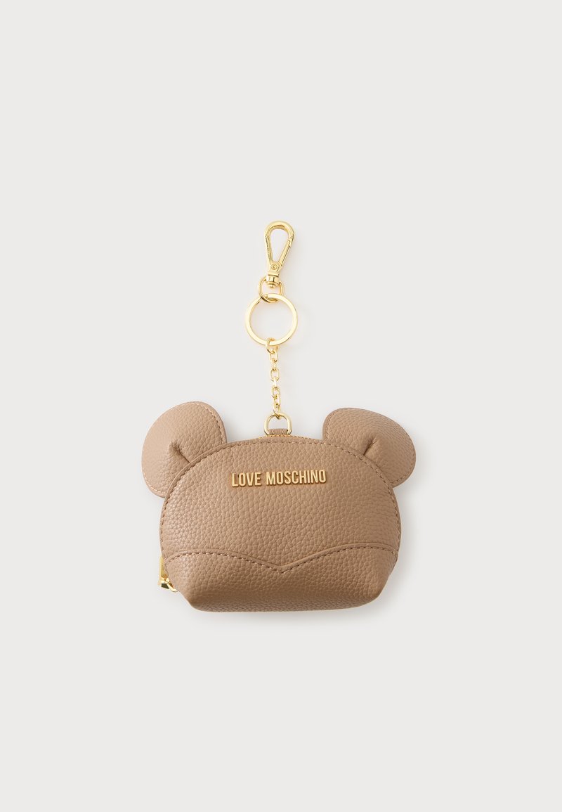 Petit porte-monnaie marron texturé avec oreilles d’ours, fermeture éclair dorée, boucle porte-clés et logo doré "Love Moschino" à l’avant.