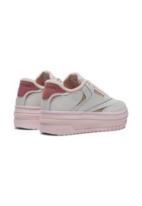Baskets à semelle compensée Reebok avec une tige en cuir blanc et rose, des accents texturés et une semelle en caoutchouc rose épaisse.