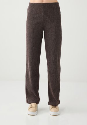 - Spodnie materiałowe