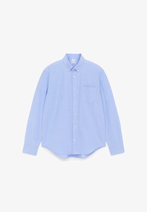 Jasnoniebieska koszula z długim rękawem z kołnierzykiem zapinanym na guziki, jedną kieszenią na piersi i lekko zaokrąglonym dołem. Wykonana z teksturowanej tkaniny.
