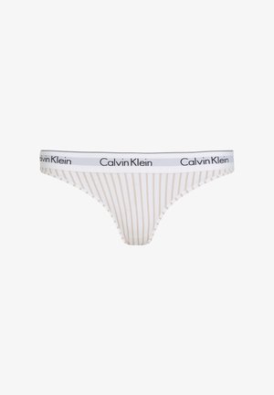 Stringi damskie Calvin Klein w białym kolorze z beżowymi pionowymi paskami, z kontrastowym logo na pasie oraz gładką fakturą materiału.