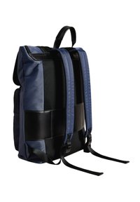 Zaino blu navy con accenti neri, dotato di spallacci imbottiti, schienale in rete testurizzata e numerose tasche per la conservazione.