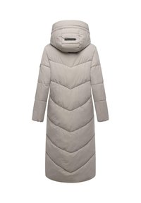 Lang, beige quiltet frakk med hætte, der har et chevronmønster, markante stikninger og et logo på baghalsen.