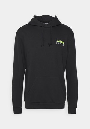 Svart hettegenser laget av bomullsmiks, med en frontlomme, snøring i hetten, og en liten flerfarget logo på brystet.