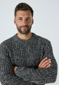 Pulover tricotat într-un model melanj de gri și negru, având un guler rotund și manșete canalé. Țesătura are un finisaj texturat.