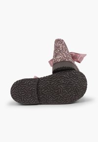 Ballerine con tomaia glitter rosa oro, fiocco in satin rosa e suola in gomma nera texturizzata. Design a punta e tacco basso.