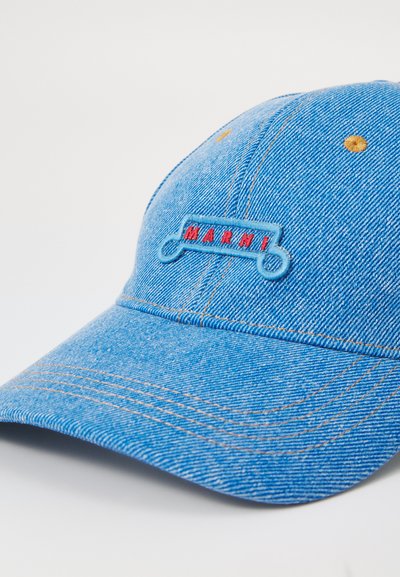 Kék farmer sapka ívelt karimával, piros hímzett "MARNI" logóval egy kék folton és kontrasztos varrási részletekkel.
