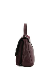 Borsa a mano in pelle color bordeaux con finitura testurizzata, vista laterale che mostra la forma rettangolare, una tracolla corta e una chiusura con bottone magnetico.