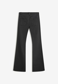Pantalons évasés en denim noir avec un design à quatre poches, présentant une taille standard et une ouverture de jambe droite. Finition en tissu texturée.