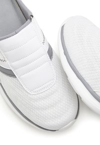 Weiße Mesh-Slipper mit einem gepolsterten grauen Klettverschlussriemen und grauen Akzenten. Abgerundete Zehenpartie und strukturiertes Material für Flexibilität und Komfort.