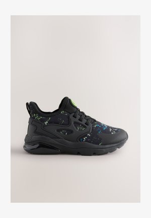 Musta urheilukenkä, jossa on kuvioitu päällinen vihreillä ja sinisillä roiskekuvioilla. Pehmustettu pohja ja nauhoilla solmittava muotoilu tuen tarjoamiseksi.