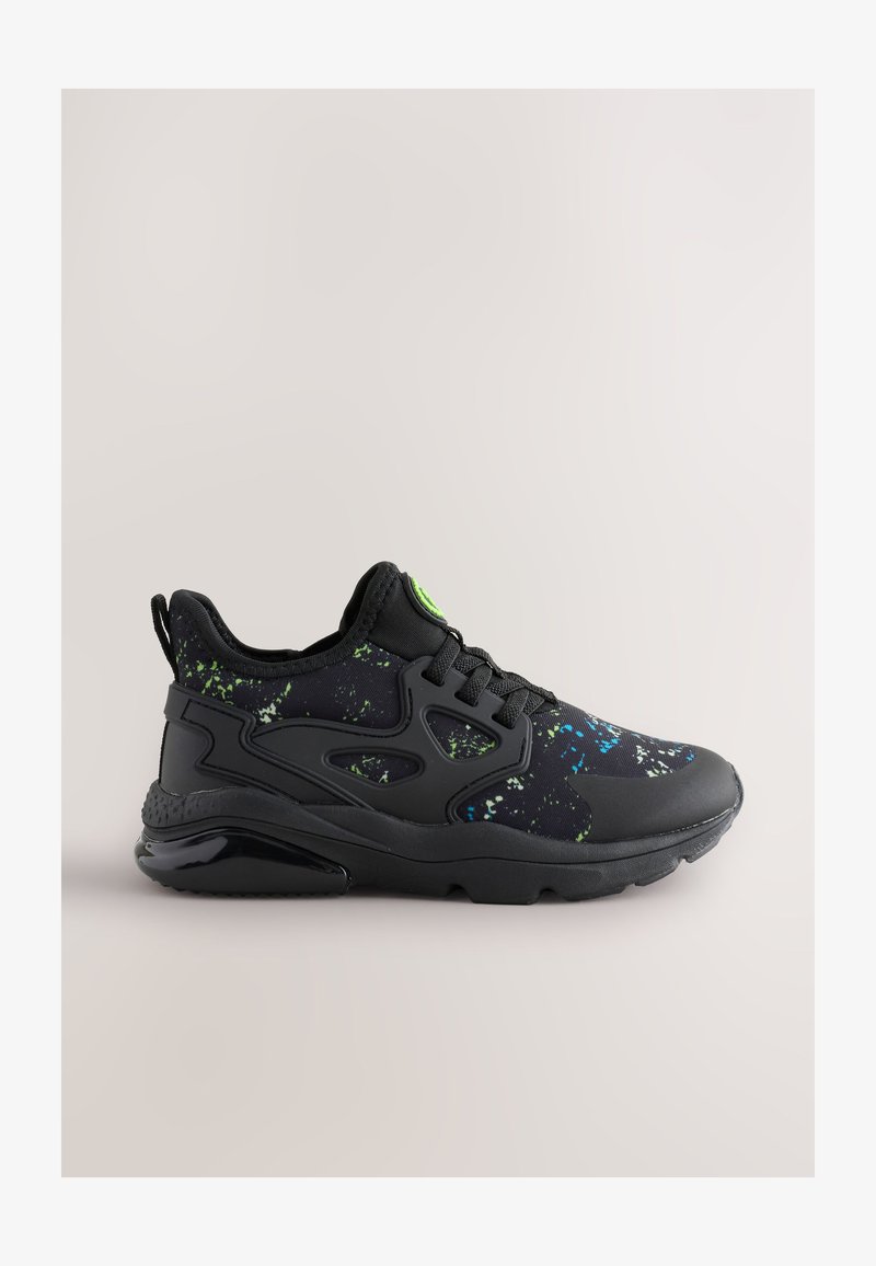 Juoda sportinė avalynė su tekstūruotu viršumi, puošta žalių ir mėlynų dėmelių raštais. Pamuštas padažas ir batraiščių dizainas, užtikrinantis atramą.