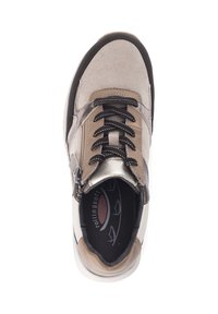 Sneaker met een combinatie van beige suede en metallic accenten, zwarte veters, en een ritsluiting. Gevoerde binnenzool zichtbaar aan de binnenzijde.