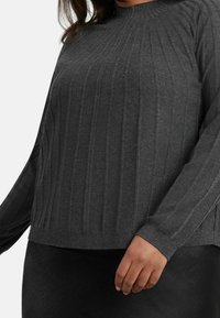 Dunkelgrauer, gerippter Pullover mit langen Ärmeln, einem runden Ausschnitt und strukturiertem Stoff, der durch vertikale Linien ein strukturiertes Design schafft.