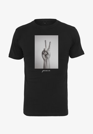 Czarny bawełniany t-shirt z centralnym czarno-białym nadrukiem uniesionej ręki wykonującej znak pokoju, z napisem "peace" poniżej.