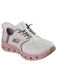 Zapatilla deportiva ligera en gris claro y rosa. Parte superior de malla con cordones, suela acolchada que presenta recortes para ventilación y soporte del arco.