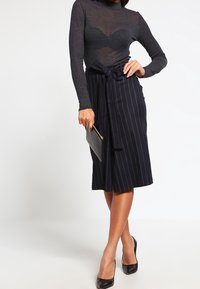 Closet A-linjainen hame - black