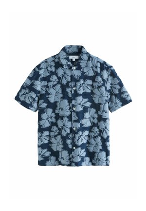 Tamsiai mėlyna trumpomis rankovėmis marškiniai su dideliu šviesiai mėlynu hibisko gėlių raštu ir klasikinio stiliaus apykakle.