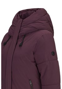 Paarse pufferjas met een hoge kraag en een verstelbare trekkoordcapuchon. Bevat een zijrits en een ronde logo-patch op de mouw.