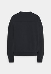 Czarny longsleeve crewneck sweatshirt pokazany od tyłu z prążkowanymi mankietami i dołem, prosty design oraz poziomą szwem na górze pleców.