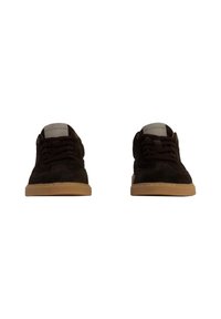 Sneaker in suede marrone scuro con suola in gomma, design con lacci, collo imbottito e una piccola etichetta con il marchio all'interno della linguetta.