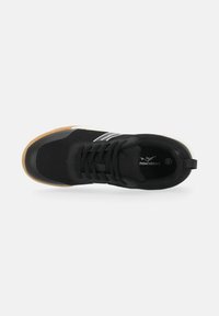 Scarpa sportiva nera con tomaia in rete, lacci neri testurizzati, suola in gomma e accenti bianchi. Dispone di un'apertura sul tallone per una facile calzata.
