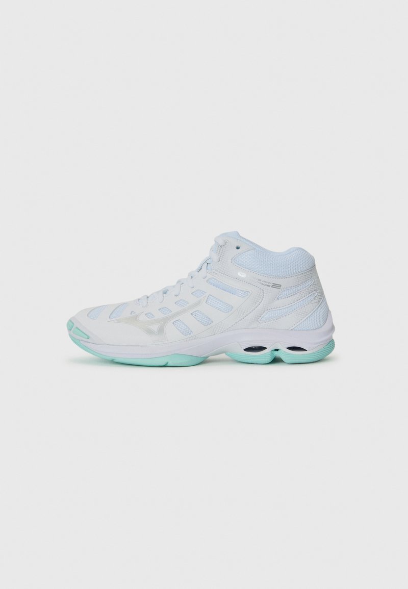 Baskets montantes de sport en blanc et bleu clair, dotées d'une tige en maille respirante, d'un col rembourré et d'une semelle extérieure en mousse mint à double densité pour un meilleur amorti.
