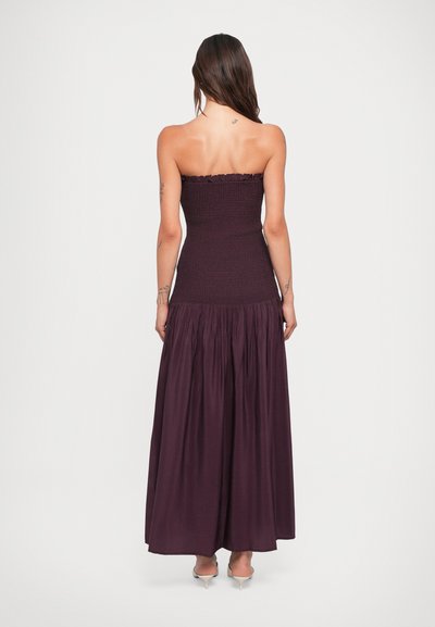 Strapless, smocked bodice maxi dress in dieppaars. Heeft een vloeiende, geraffineerde rok met een textuurstof. Soepele, elegante silhouet.
